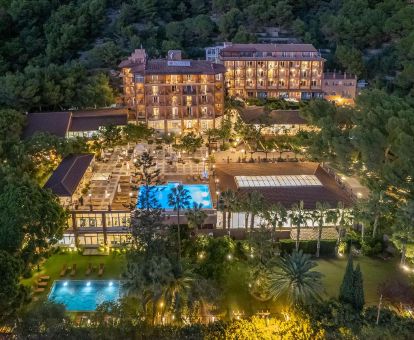 Espectacular hotel con amplias zonas exteriores rodeadas de vegetación.