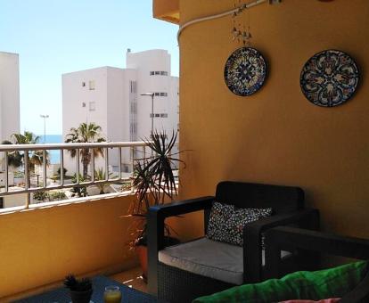 Foto del balcón amueblado con vistas al mar de este apartamento. 