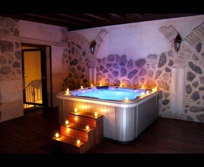 Fabuloso espacio de bienestar con un gran jacuzzi privado y decoración romántica de este alojamiento independiente.