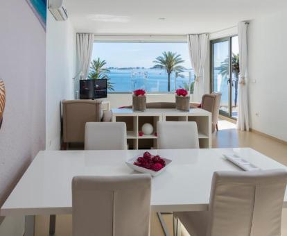 Foto de las instalaciones de este apartamento con vistas al mar.