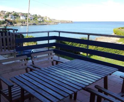 Foto de la terraza con vistas al mar y mobiliario del apartamento de un dormitorio.