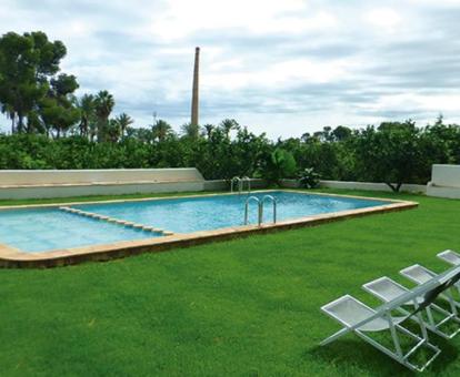 Foto de la piscina al aire libre disponible todo el año del alojamiento.