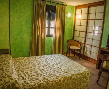 Una de las acogedoras habitaciones de este hotel de estilo rústico ideal para descansar.