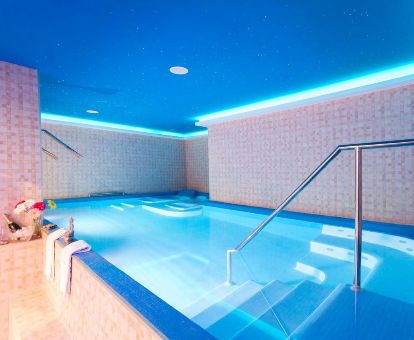 Agradable piscina interior con elementos de hidroterapia del centro de bienestar de este romántico hotel.