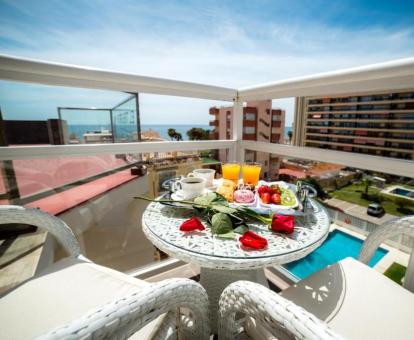 Foto de la terraza de una de las habitaciones con vistas al mar del hotel.