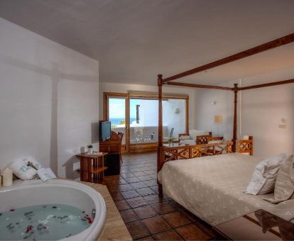 Hermosa suite con vistas al mar y bañera de hidromasaje privada de este coqueto hotel ideal para parejas.