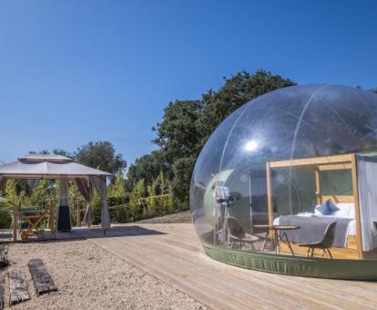 Bonita burbuja con zona exterior privada de este coqueto glamping.