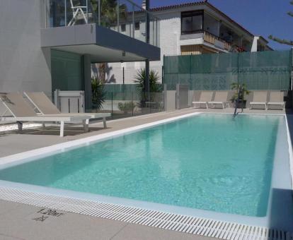 Foto de la piscina al aire libre disponible todo el año de este complejo de apartamentos.