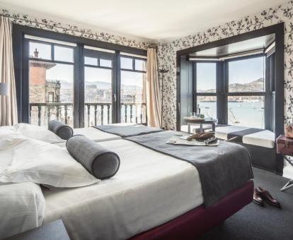 Foto de una de las elegantes habitaciones con hermosas vistas al mar del alojamiento.