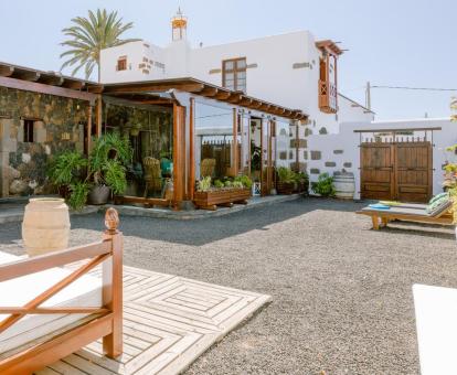 Foto de la zona exterior con solarium de esta preciosa casa rural.