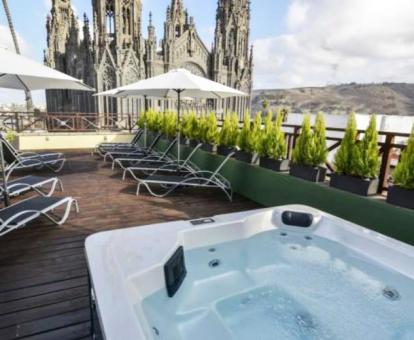 Foto de la terraza solarium del hotel con impresionantes vistas a la hermosa Iglesia de San Juan.
