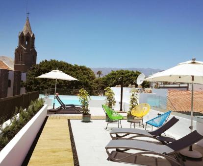 Foto de la acogedora terraza solarium con piscina en la azotea del hotel.