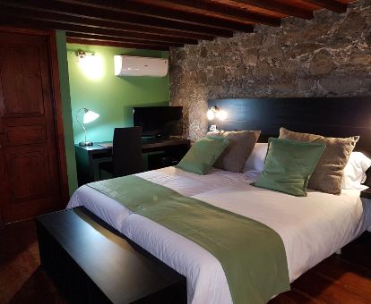 Una de las acogedoras habitaciones de estilo tradicional de este hotel solo para adultos.