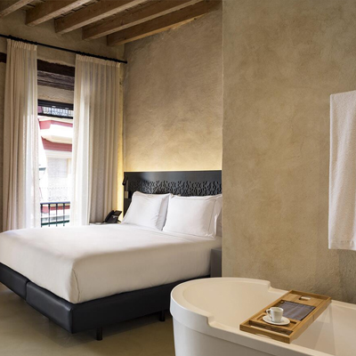 Foto de la habitación con bañera de hidromasaje que se encuentra en el EME Catedral Hotel