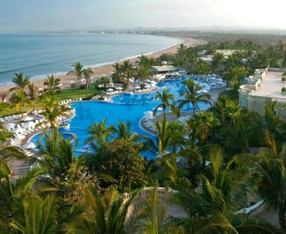 Foto de las instalaciones de este hotel frente al mar.