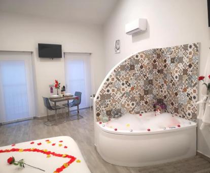 Foto de la maravillosa Suite Venus con bañera de hidromasajes privada cerca de la cama.