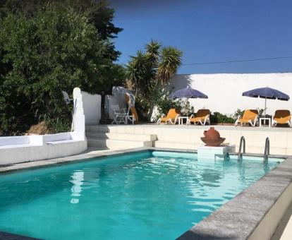 Foto de la piscina al aire libre disponible todo el año del alojamiento.