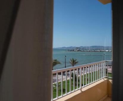 Foto de las instalaciones de este hotel con vistas al mar.