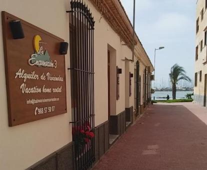 Foto de las instalaciones de este hotel con vistas al mar.