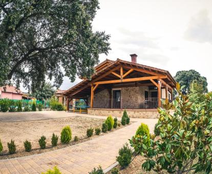 Foto del exterior con jardín y piscina privada al aire libre de esta casa independiente.