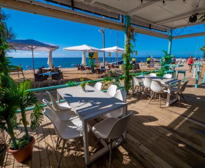 Foto de las instalaciones de este hotel con vistas al mar.