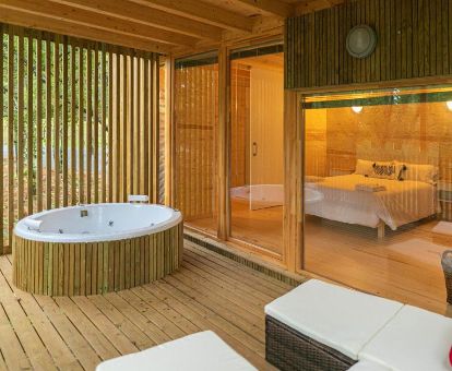 Maravillosa cabaña independiente con un gran jacuzzi privado en la terraza, ideal para relajarte con tu pareja.