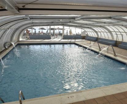 Foto de la piscina cubierta con elementos de hidroterapia del hotel.