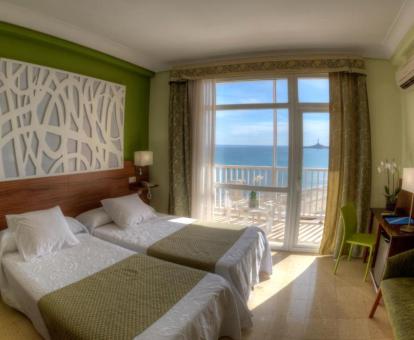 Foto de una de las habitaciones con balcón amueblado y vistas al mar de este hotel. 