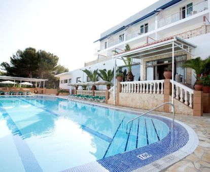 Hotel con piscina al aire libre, ideal para estancias en pareja.