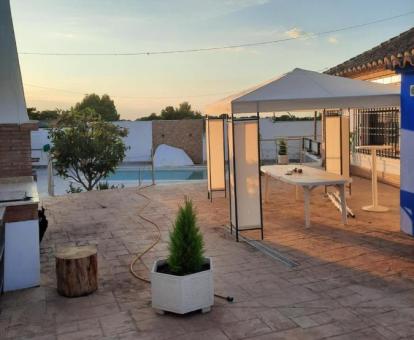 Foto de la zona exterior con piscina privada, solarium y barbacoa de la casa.