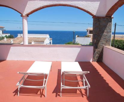 Foto de las instalaciones de este hotel con vistas al mar.
