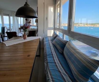 Foto de las instalaciones de este hotel con vistas al mar.