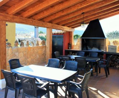 Foto de la agradable terraza con barbacoa y vistas al exterior de la casa.