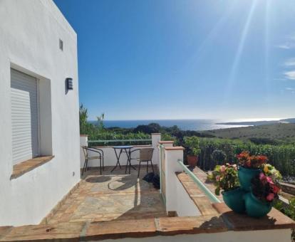 Foto de la terraza con vistas al mar de uno de los apartamentos.