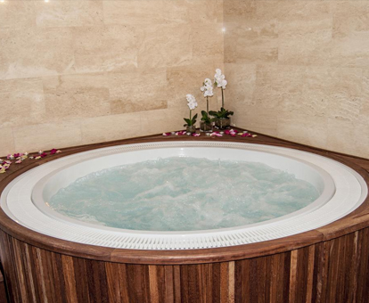 Foto del jacuzzi de madera con chorros de agua que se encuentra en el Escuderos Hotel Cruz