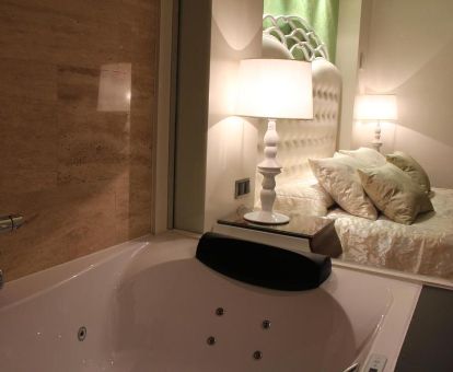 Una de las habitaciones con bañera de hidromasaje privada del hotel.