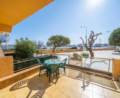Foto de las instalaciones de este hotel con vistas al mar.