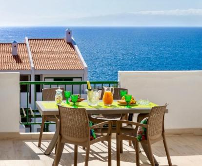 Foto de la terraza con comedor y vistas al mar del apartamento.