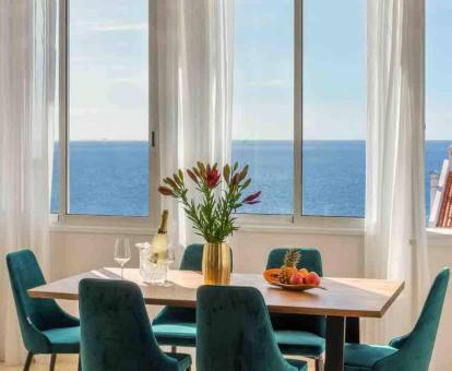 Foto del comedor con vistas al mar de este apartamento.