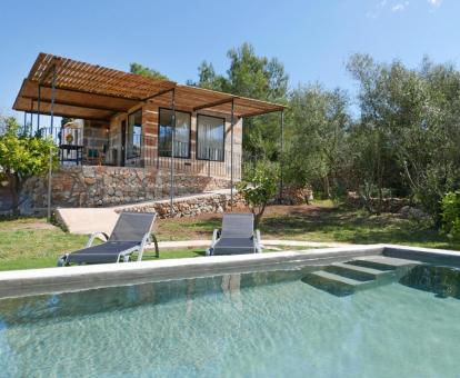 Foto de este precioso apartamento con piscina privada y jardín.