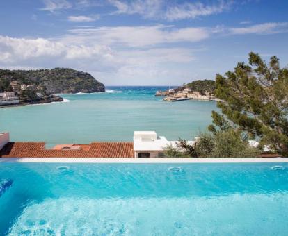 Foto de la piscina climatizada al aire libre con vistas al mar disponible durante todo el año del hotel.