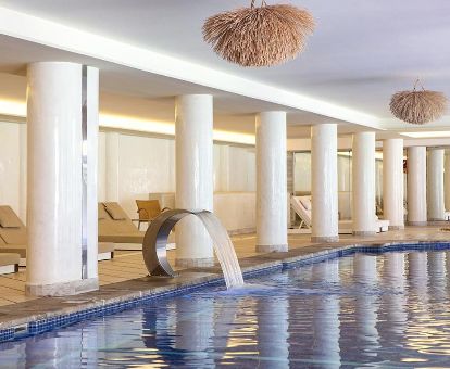 Elegante espacio de bienestar con piscina de hidroterapia de este hotel romántico.