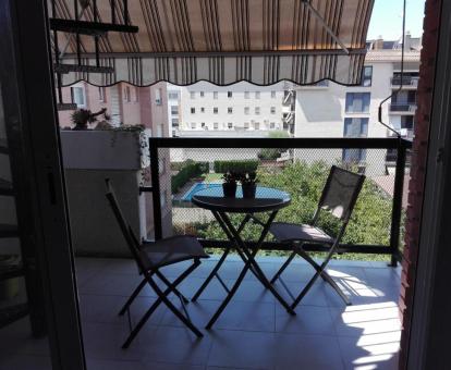 Foto de la terraza privada del apartamento con vistas a la piscina.