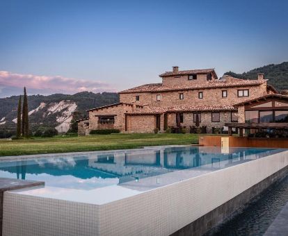 Espectacular hotel con piscina y amplios jardines en un entorno idílico para disfrutar en pareja.