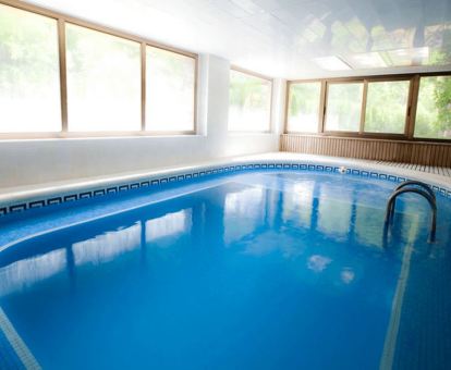 Foto de la piscina interior climatizada del hotel abierta todo el año.
