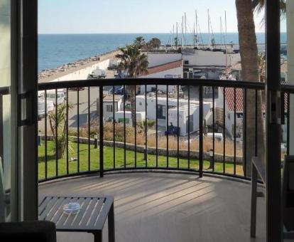 Foto de las instalaciones de este hotel con vistas al mar.