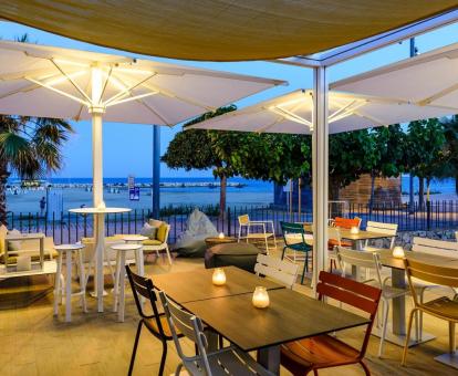 Foto de las instalaciones de este hotel con vistas al mar.
