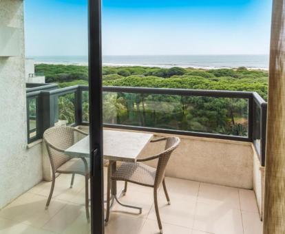 Foto de la terraza con vistas al mar de una de las suites del hotel.