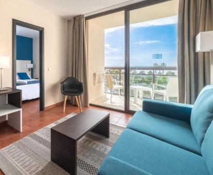 Foto de una de las habitaciones con vistas al mar del hotel.