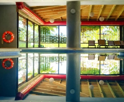 Foto de la piscina cubierta del centro de bienestar del hotel.